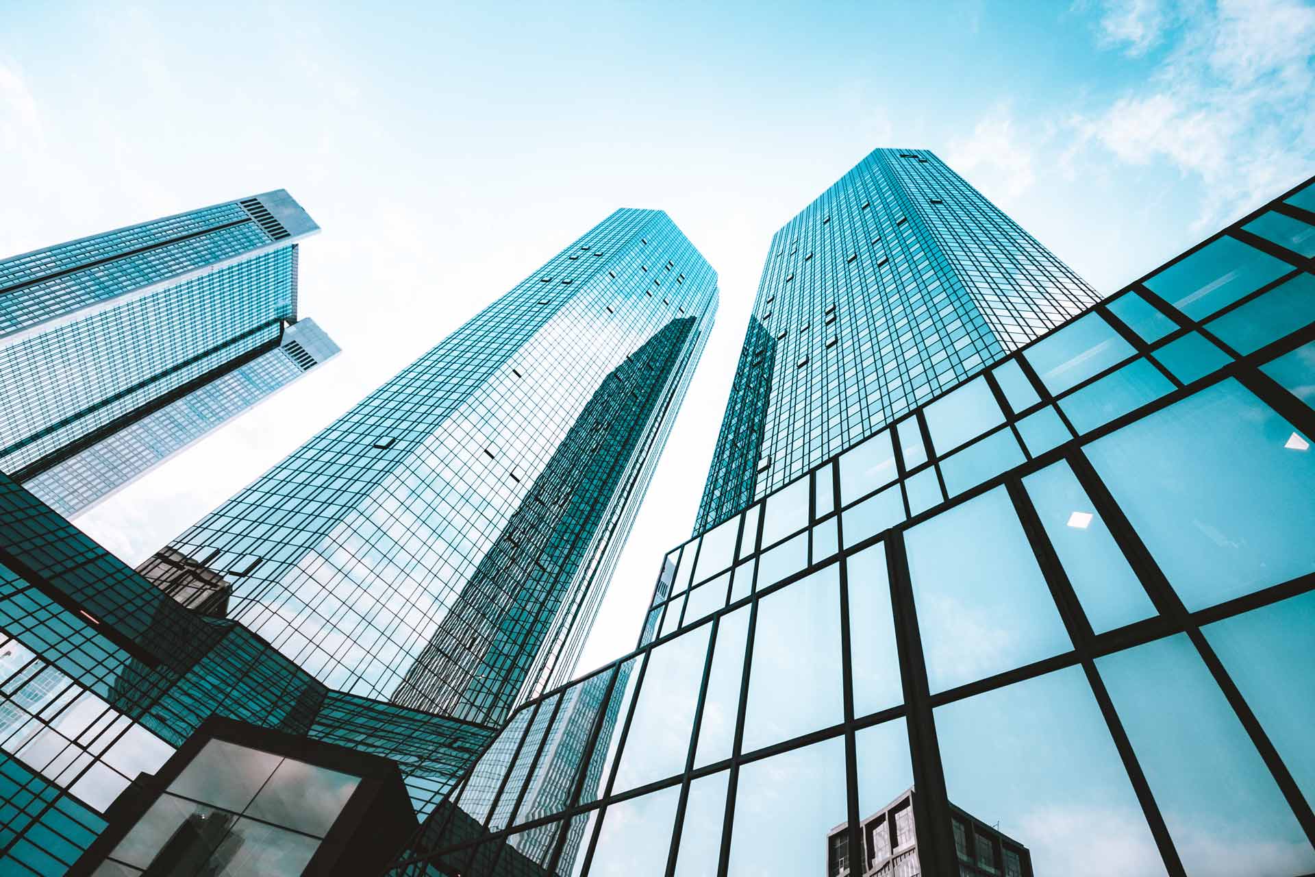 Moderne Hochhaus-Bürogebäude, die zentrale Konzernstrukturen symbolisieren – Titelbild für Artikel zum Thema „datenschutzbeauftragter konzern“ und DSGVO-Pflichten.