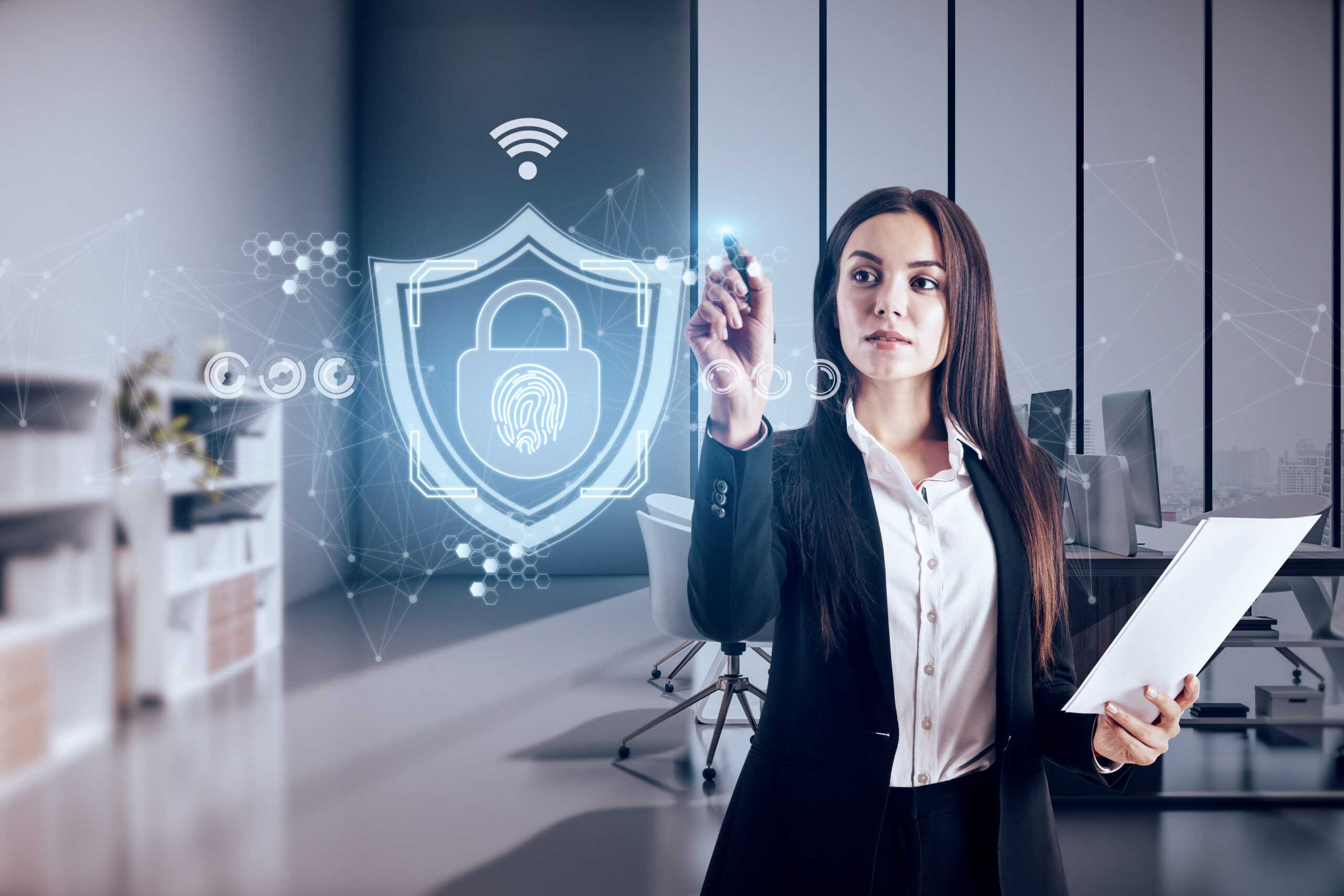 Businessfrau analysiert Datensicherheit mit digitalem Schloss-Symbol zur Vermeidung von Datenschutzverstößen