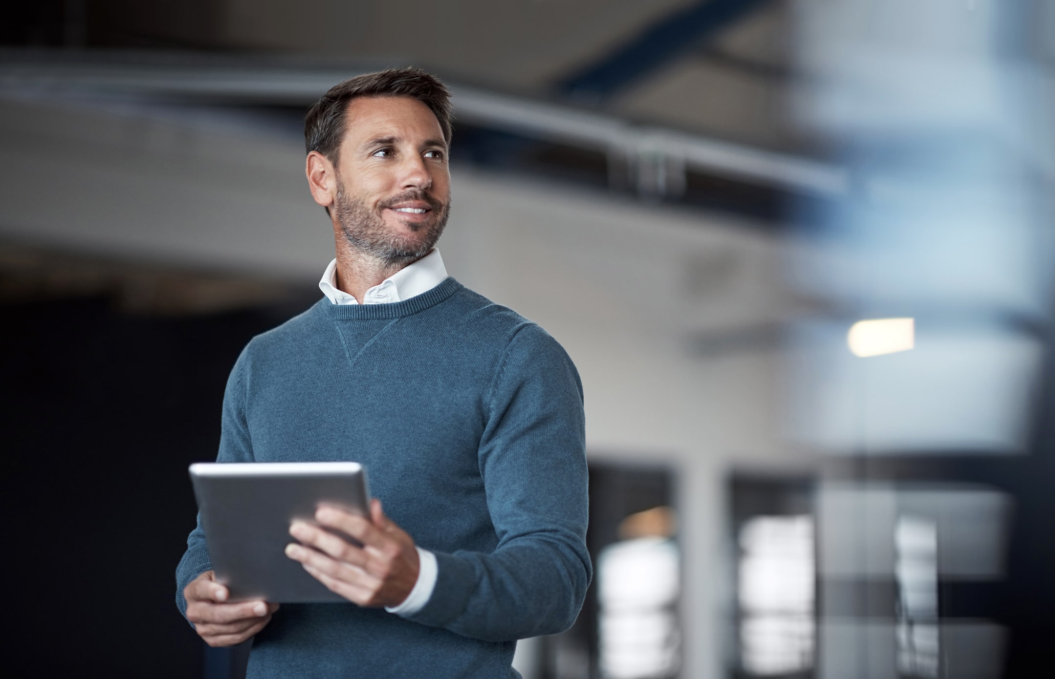 Es ist ein Mann in der Eigenschaft als Datenschutzbeauftragter mit einem Tablet zu erkennen