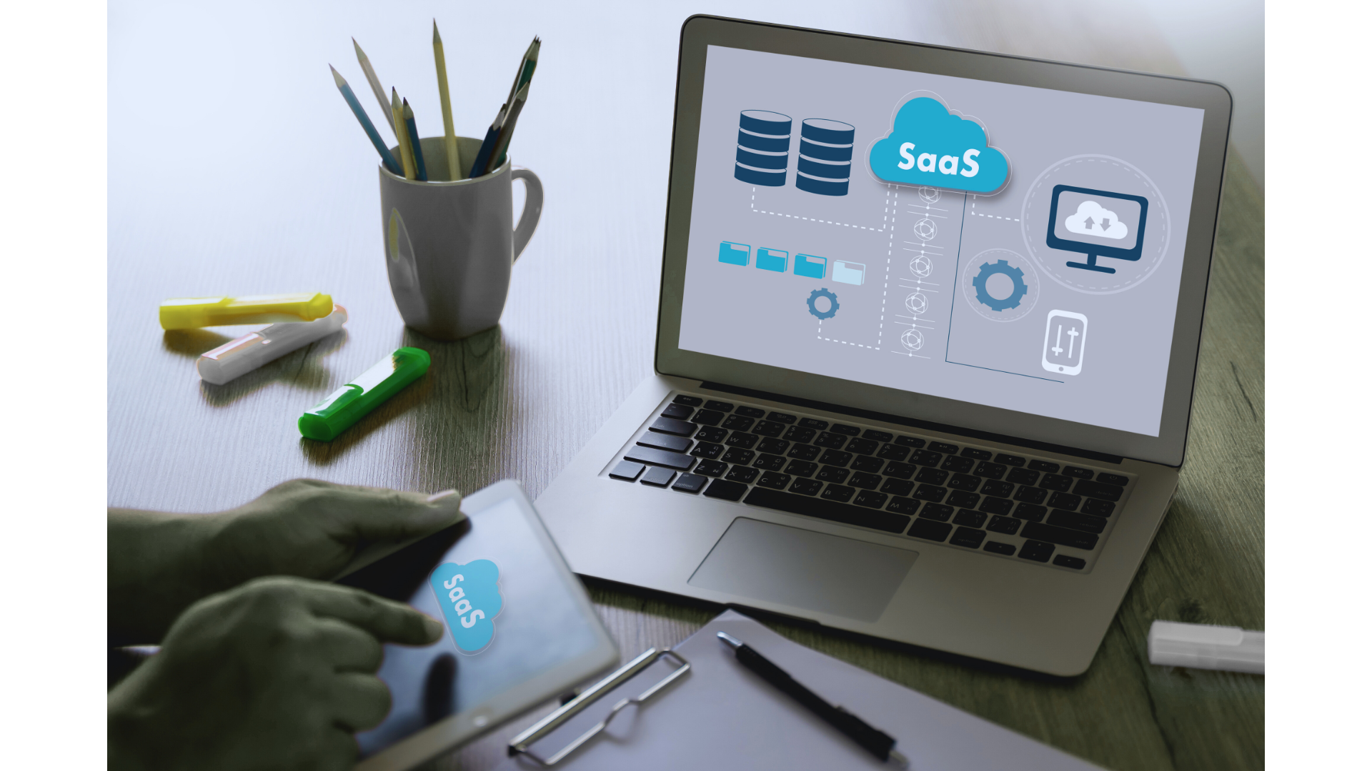 Laptop und Tablet mit SaaS-Diagramm auf dem Bildschirm – Darstellung von Cloud-Diensten, Datenbanken und DSGVO-konformer Software-Nutzung.