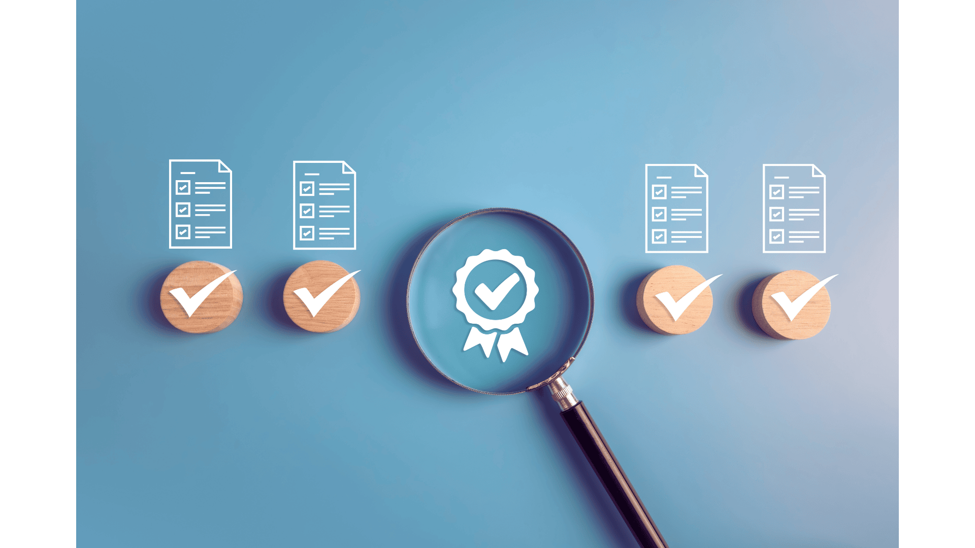Checklisten-Symbole und Lupe mit einem Qualitätssiegel – Symbol für IT Sicherheit Unternehmen und Erfüllung gesetzlicher Anforderungen wie NIS-2.