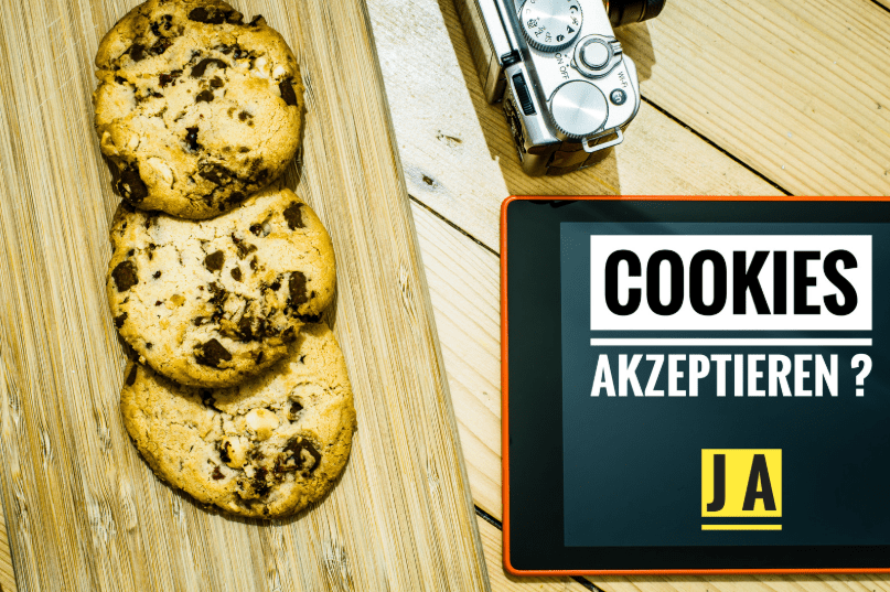 Drei Schoko-Cookies auf Holzbrett neben einem Tablet mit Cookie-Banner-Frage ‚Cookies akzeptieren? Ja oder Nein