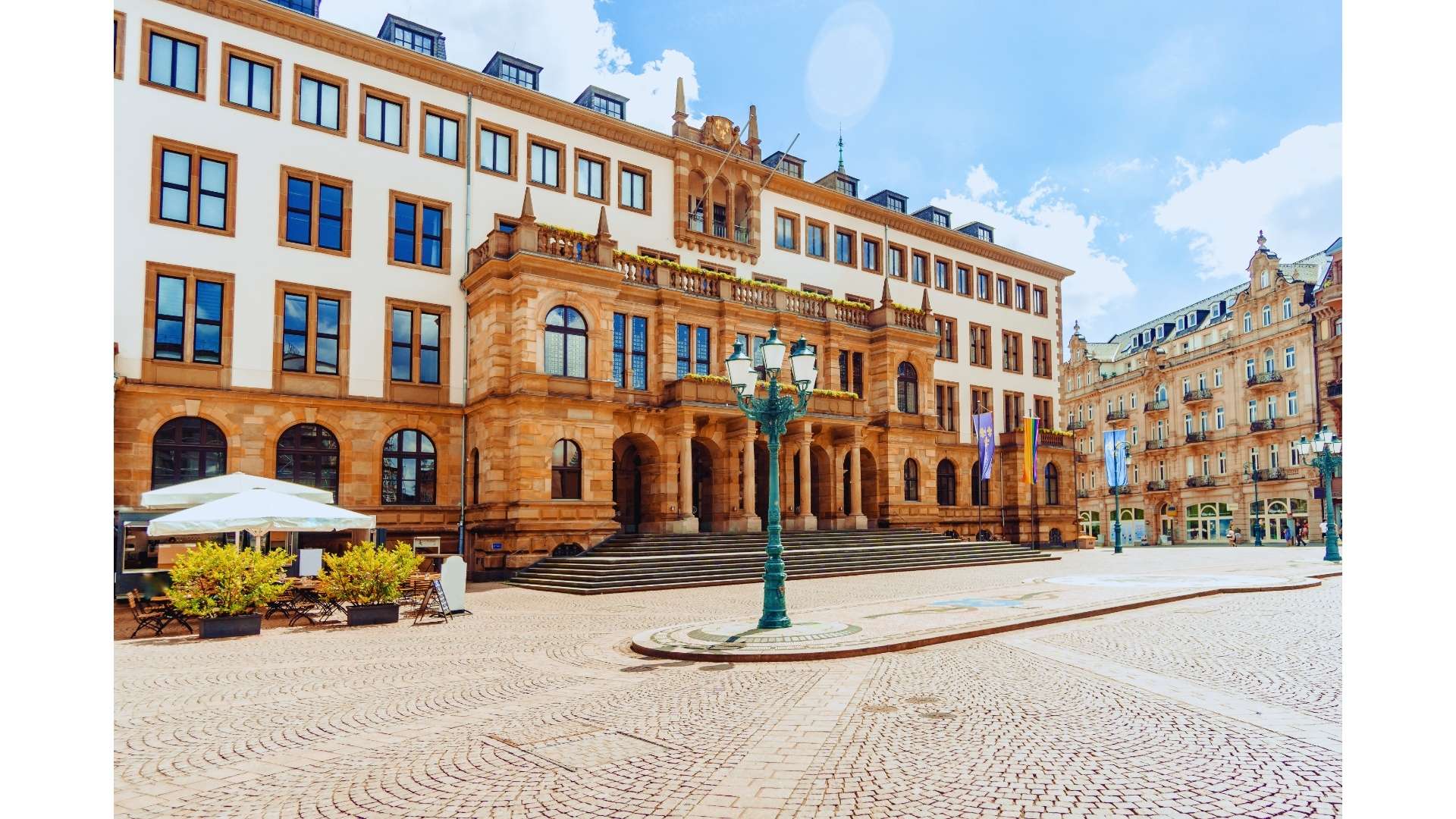 Rathaus Wiesbaden als Symbol für Datenschutzbeauftragten in der Nähe