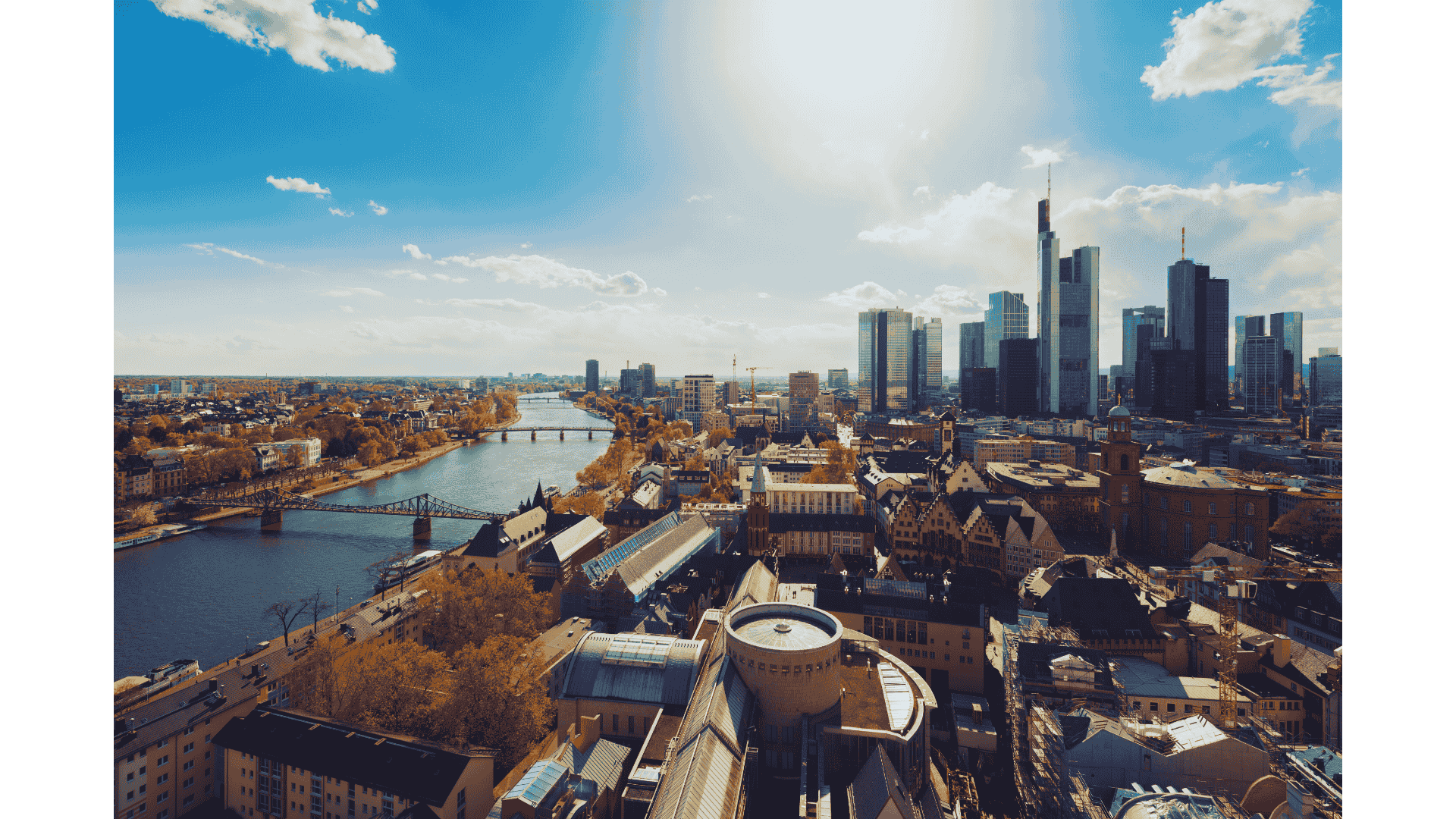 Frankfurt Skyline im Rhein Main Gebiet als Symbol für externen Datenschutzbeauftragten
